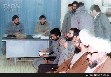  سردار اسماعیل احمدی مقدم(نفر اول از چپ) شهید غلامرضا صالحی نیز در تصویر دیده می شود(نفر دوم از چپ) 