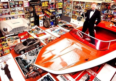  بزرگ‌ترین مجموعه فیلم و وسایل جیمز باند