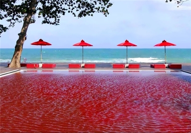 استخر به رنگ خون قرمز (به علت موزاییک های قرمز، زرد و نارنجی) در کوه ساموی – تایلند