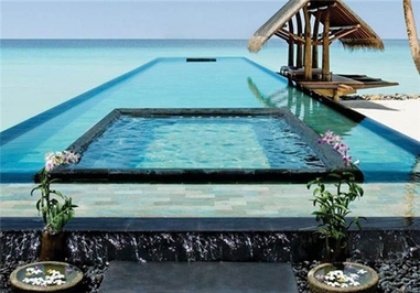 استخر همراه با جکوزی در مالدیو