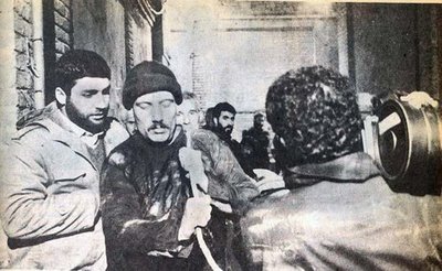 سال 1348‌، مدرسه محمودیه: چند تا از همکلاسی‌هایم‌، دستشان را به شکل هفت‌تیر گرفته‌اند. نمی‌دانم شاید من هم سودای چنین کاری را داشتم‌، ولی وجود معلم بالای سرم...