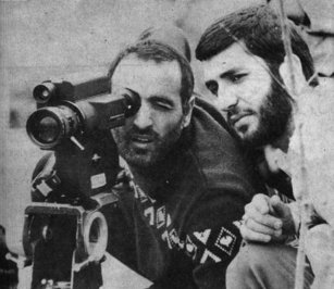 سال 1348، مدرسه محمودیه: چند تا از همکلاسیهایم، دستشان را به شکل هفتتیر گرفتهاند. نمیدانم شاید من هم سودای چنین کاری را داشتم، ولی وجود معلم بالای سرم...