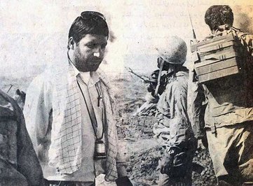 سال 1348‌، مدرسه محمودیه: چند تا از همکلاسی‌هایم‌، دستشان را به شکل هفت‌تیر گرفته‌اند. نمی‌دانم شاید من هم سودای چنین کاری را داشتم‌، ولی وجود معلم بالای سرم...