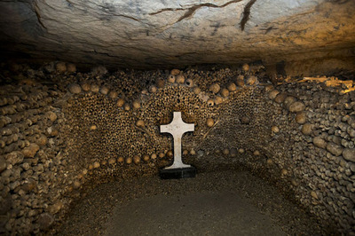 دخمه مردگان در زیر شهر پاریس که نزدیک به 6 میلیون اسکلت در آن قرار دارد.