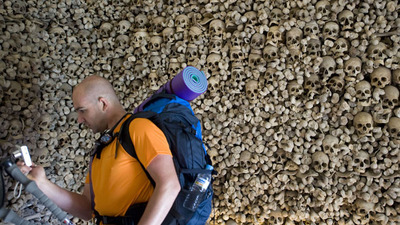 استخوان های مردگان در دخمه کلیسای سانتاماریا