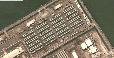 در هر یکی از محل های کوچک تصویر که نمای یک کانکس است 3 الی 5 نفر مستقر هستند.