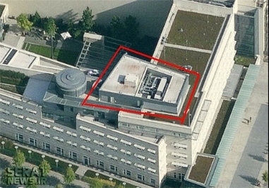 آلمان-  برلین- سفارت آمریکا در برلین جنب «دروازه براندنبورگ»[1]، یکی از مهمترین بناهای تاریخی آلمان در برلین قراردارد و مستقیما ساختمان پارلمان و دفتر صدراعظم آلمان را زیر نظر دارد. بنا به گزارش «اشپیگل»، سایت شنود بر بام ساختمان سفارت نصب شده و به منظور کنترل مکالمات تجاری و دولتی در آلمان مورد استفاده قرار گرفته است.