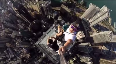 سلفی با آسمان خراشی در هنگ کنگ