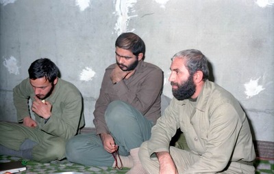 از راست  سردار حسین همدانی- نفر دوم سردار حسین الله کرم – ناشناس