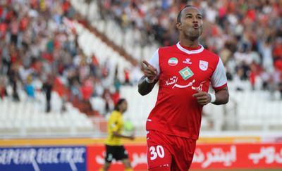  ادینهو(تراکتورسازی): با 10 گل زده در 15 بازی (66 در صد گل در هر بازی) بهترین گلزن لیک است. ادینهو از عوامل مهم صدر نشینی تراکتورسازی است. ادعای او از هفته های نخستین در بدست آوردن عنوان آقای گلی در لیگ تا اینجای کار در حال تبدیل به واقعیت است.