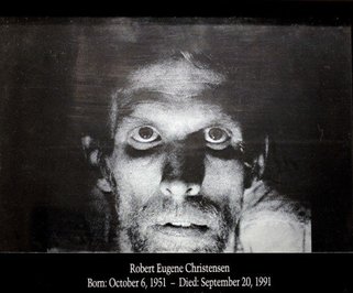 نام این تابلو «باب» است و از خاکستر فرد موجود در تصویر ساخته شده است.