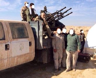 رسانه ها این عکس را با عنوان «حاج قاسم در کمین مهمانان ناخوانده» منتشر کردند.