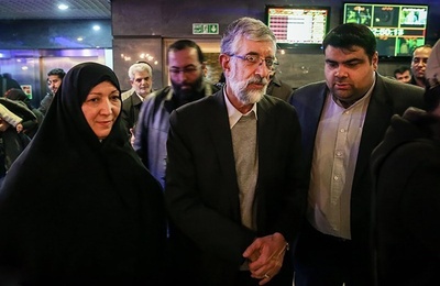 غلامعلی حدادعادل  همراه با همسرش به سینما آزادی تهران رفت و در کنار نرگس آبیار کارگردان فیلم شیار 143 به تماشای این فیلم نشست.