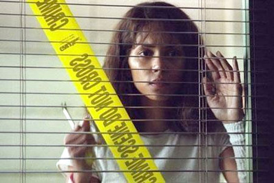 هالی بری، «گوتیکا» و «زن گربهای»
بری سال 2003 سر صحنه فیلمبرداری «گوتیکا» دچار شکستگی بازو شد. دلیل این حادثه نه عوامل فنی بلکه رابرت داونی جونیر همبازی او در فیلم بود که در آن صحنه دستش را محکم کشید. بر اثر این حادثه فیلمبرداری هشت هفته متوقف شد. بری سال 2004 هم سر صحنه فیلم «زن گربهای» بر اثر برخورد یکی وسایل نورپردازی به سرش به بیمارستان فرستاده شد.