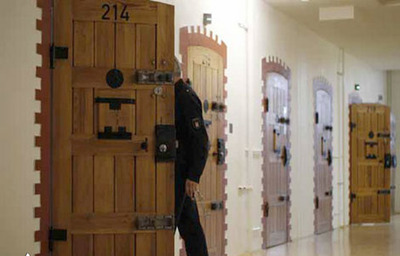 زندان Fuhlsbuttel در آلمان
طراحی داخلی این زندان بزرگ در شهر هامبورگ آلمان به سبک قلعههای قدیمی اروپایی بوده و شباهت زیادی به زندانهای معمول ندارد. سلولهای این زندان دارای اتاق نشیمن، میز کار و سرویس حمام اختصاصی هستند. اتاقهای مخصوص خشکشویی نیز در هر طبق این زندان برای زندانیان در نظر گرفته شده است.