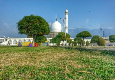 «حضرت‌بال» تنها زیارتگاه  گنبدی در سرینگر مرکز کشمیر می‌باشد. 