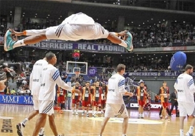 پرش بلند بسکتبالیست پیش از آغاز بازی