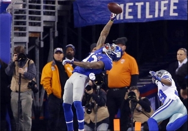 پرش بلند بازیکن در رقابت‌های فوتبال آمریکایی