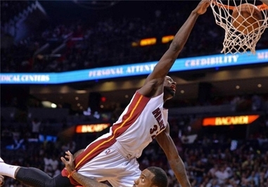 حمله هولناک بازیکن بسکتبال به سبد تیم حریف