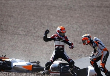 درگیری موتورسواران پس از تصادف در مسابقات موتو 3