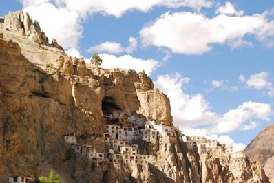 صومعه فوگتال.
یکی از عجیب ترین مکان هایی که در هندوستان وجود دارد صومعه فوگتال نام دارد که بسیاری از گردشگران حتما برای دیدن آن به این منطقه می روند.این صومعه در دل کوه به صورت کندو عسل ساخته شده است و شاید در نگاه اول آن را با ماسول مقایسه کنید اما باید به این نکته اشاره کنیم که در این مکان خیابانی وجود ندارد و همه چیز روی صخره هاست و باید صخره نوردی کرد تا به این منطقه رسید.برای گردشگرانی که به این مکان می روند بیشتر ارتفاع ترسناک به نظر می رسد.