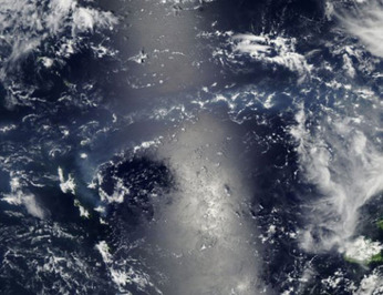 تماشای دود و خاکستر آتشفشان از فضا . این تصویر مربوط به فوران آتشفشان مجمع الجزایر Vanuatu Archipelago در اقیانوس آرام جنوبی است. حجم قابل توجه دود و خاکستر ناشی از آن از فضا نیز قابل رؤیت است 