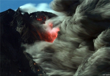 فوران آتش‌فشان در جزیره سوماترا اندونزی