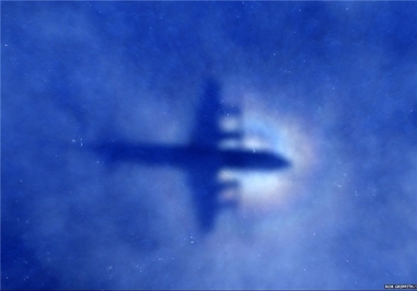 عملیات جستجو در جنوب اقیانوس هند برای یافتن پرواز «ام اچ 370» خطوط هوایی مالزی که در ماه مارس مسیر کوالالامپور به پکن با 239 مسافر ناپدید شد