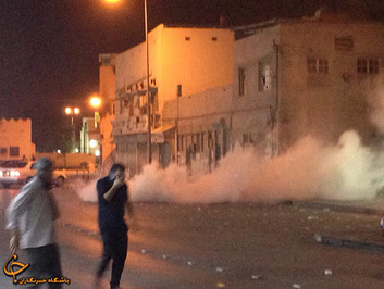 پرتاب گاز اشک آور در