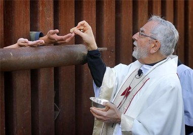 کشیش آمریکایی درحال ملاقات با مردم در مرز مکزیک