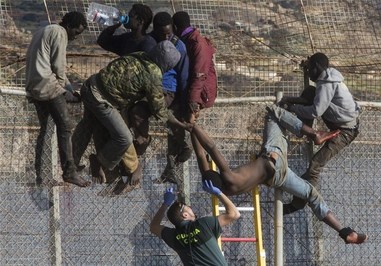 از هوش رفتن یک مهاجر در منطقه مرزی میان مراکش و شهر ملیلای اسپانیا