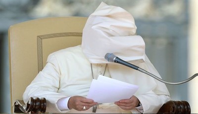 باد شدید هنگام سخنرانی پاپ فرانسیس رهبر کاتولیک های جهان بخشی از لباس پاپ را روی صورت او انداخت- 27 اگوست 2014