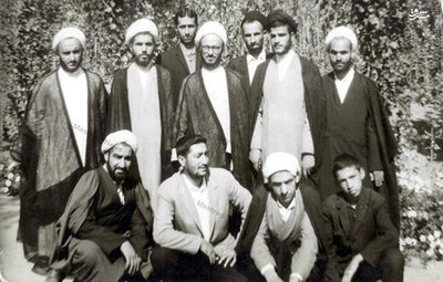 استاد علی دوانی در کنار آیات: ناصر مکارم شیرازی و محمد مفتح