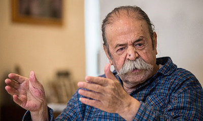 محمدعلی کشاورز/ هنرمند پیشکوست کشورمان و بازیگر فیلم های ماندگار «پدرسالار» و «دلشدگان» نه تنها تلفن همراه ندارد بلکه در خانه اش اثری از تلویزیون و اینترنت نیز وجود ندارد تا به دور از تکنولوژی و رسانه زندگی کند.