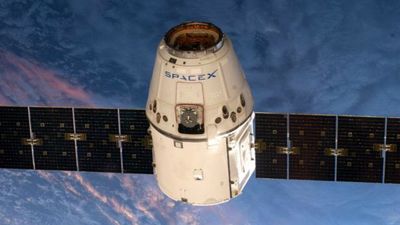 ۹- شرکت اسپیس اکس در سال ۲۰۱۴ سه بار برای ایستگاه بین المللی فضایی بار برد. این کپسول که دراگون نام دارد درحال حاضر فقط تدارکات میبرد اما در آینده شاید فضانوردان را هم منتقل کند.
