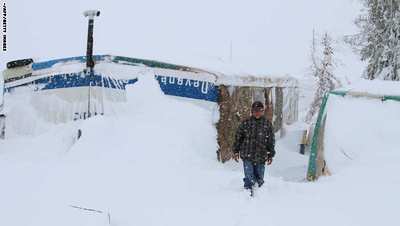  یک آوراه سوری در اردوگاهی غیر رسمی در جاده بین ریاق و بعلبک در لبنان