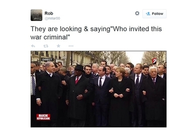 دارند به او نگاه میکنند و میگویند «چه کسی این جنایتکار جنگی را دعوت کرده؟»