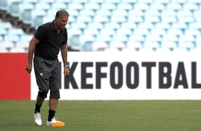 کیروش که به شدت درگیر دیدار دوم و حساس تیمش در این رقابتهاست برای اولین بار فرصتی برای آراستن سر و صورت خود نداشته است و با ته ریش در کنفرانس حاضر شده است.