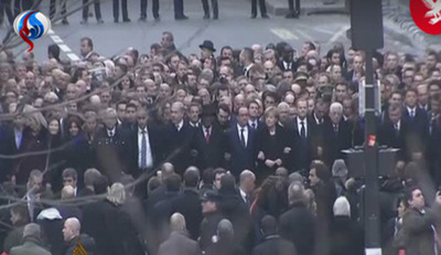 فضای پشت سر مقامات خالی بود