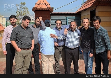 شهید جهاد مغنیه در کنار چند تن از فرزندان شهدای دفاع مقدس (نفر دوم از سمت راست)