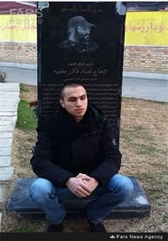 شهید جهاد مغنیه در بهشت زهرای تهران بر سر سنگ یاد بود پدرش