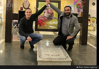 شهید جهاد مغنیه فرزند شهید عماد مغنیه در کنار فرزند شهید همت