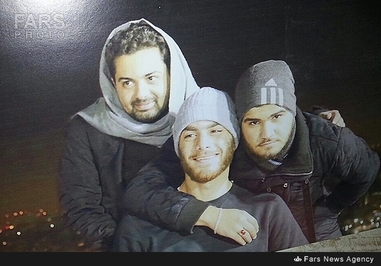 شهید علی حسن ابوالحسن در کنار شهید علی حسن ابراهیم (دو نفر ایستاده در تصویر) که هر دو در انفجار دو روز گذشته به شهادت رسیدند