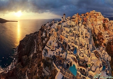 سانتورینی زیباترین جزیره یونان/
در هیچ جای این جزیره خودرو دیده نمی‌شود و وسیله نقلیه جزیره خر است.