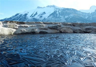 حوضچه یخ زده در سوئیس