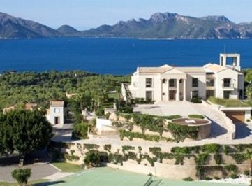 اسپانیا: ملکی در مایورکا، دارای استخر با سیستم گرمایش داخلی و باند هلیکوپتر، ۵۹ میلیون دلار