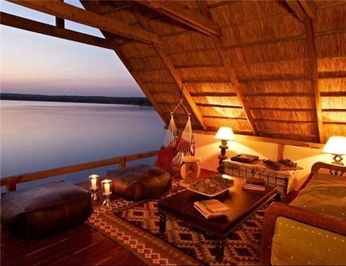 هتل زامبی بر روی درخت مقابل کوه ساخته شده است