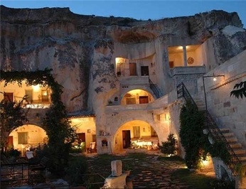 ترکیه: این هتل از ستون‌های طبیعی سنگ به نام دودکش پریان است و دارای دستگاه های گرم کننده و حتی WIFI است