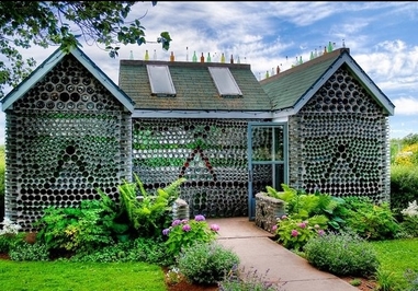 یکی از سه خانهای که با 25 هزار بطری بازیافتی در جزیره پرنس ادوارد در کانادا ساخته شده است.