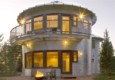 این خانه در جنگل یوتا با سیلوهای دانهها ساخته شده است. داخل این خانه مدرن و زیبا ساخته شده است.